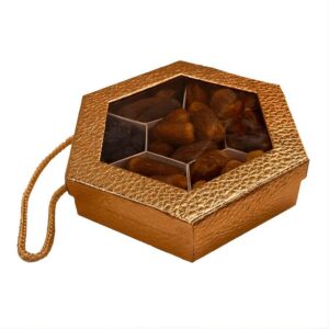 تمر سعودي مشكل في علبة ذهبية